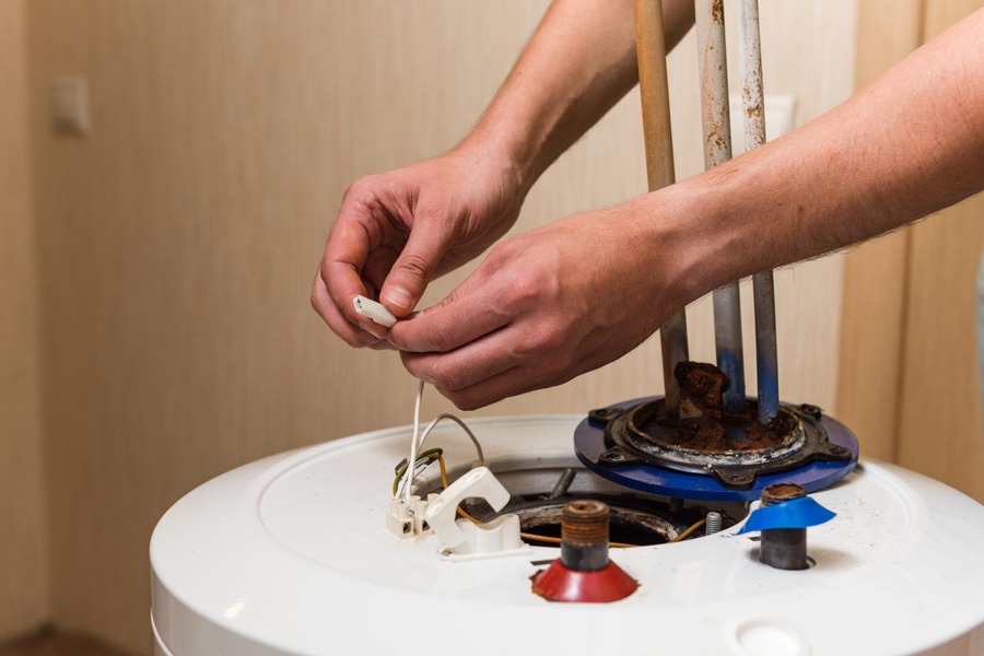 Hướng dẫn cách vệ sinh bình nóng lạnh an toàn tại nhà